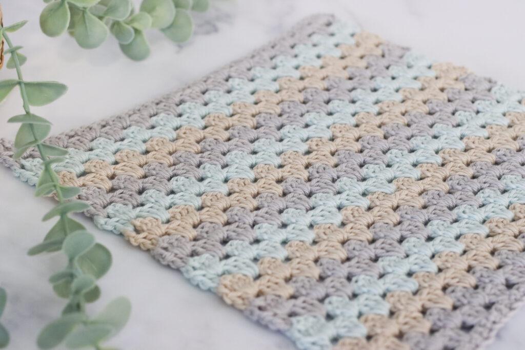 crochet granny stripe with 3 colours
