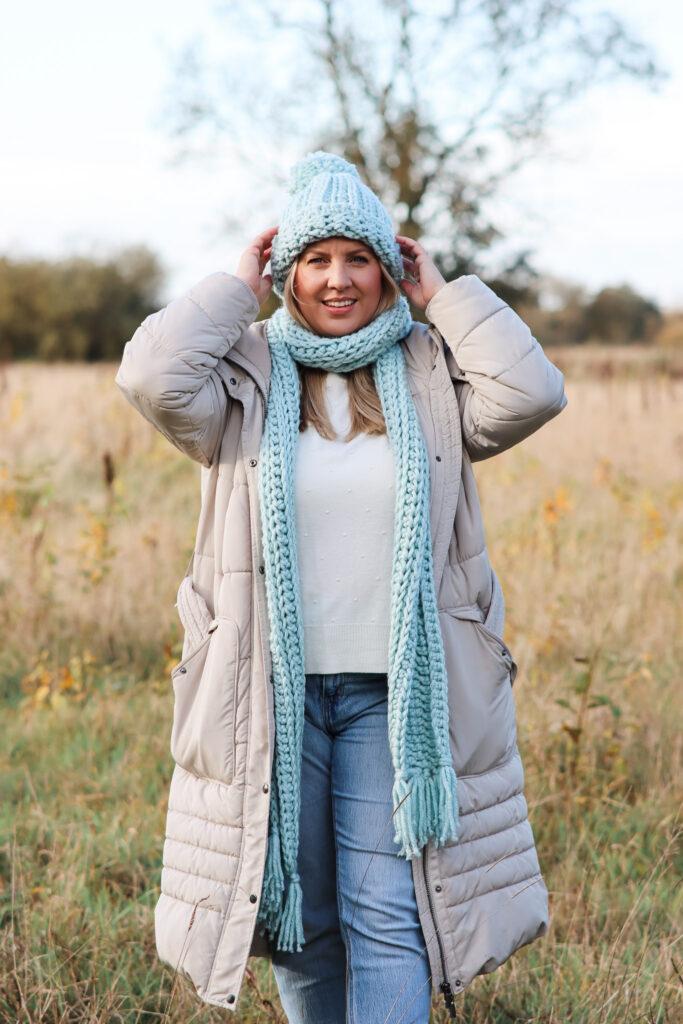 beginner friendly crochet hat and scarf set made in chunky yarn