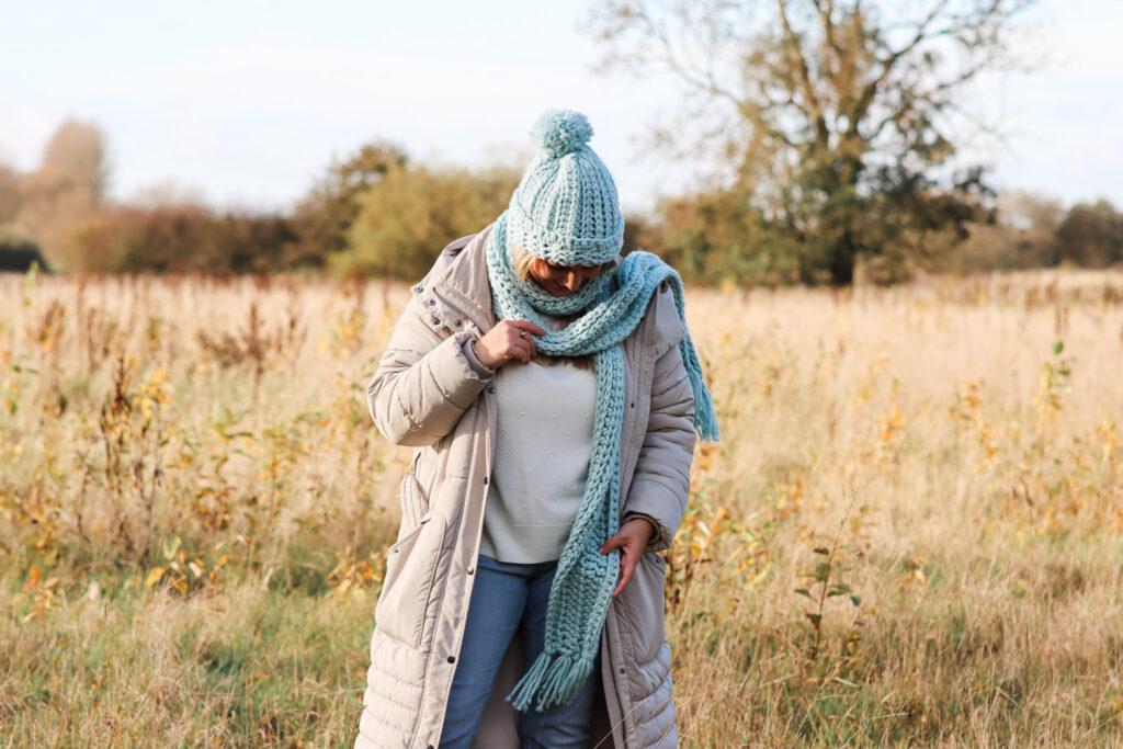 beginner friendly crochet hat and scarf set made in chunky yarn