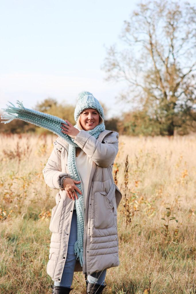 beginner friendly crochet hat and scarf set made in chunky yarn