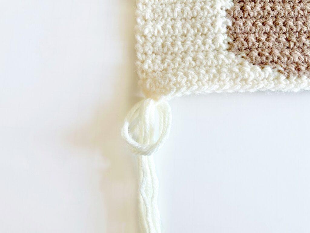 A tutorial graphic showing how to create the fringe for the wall hanging.