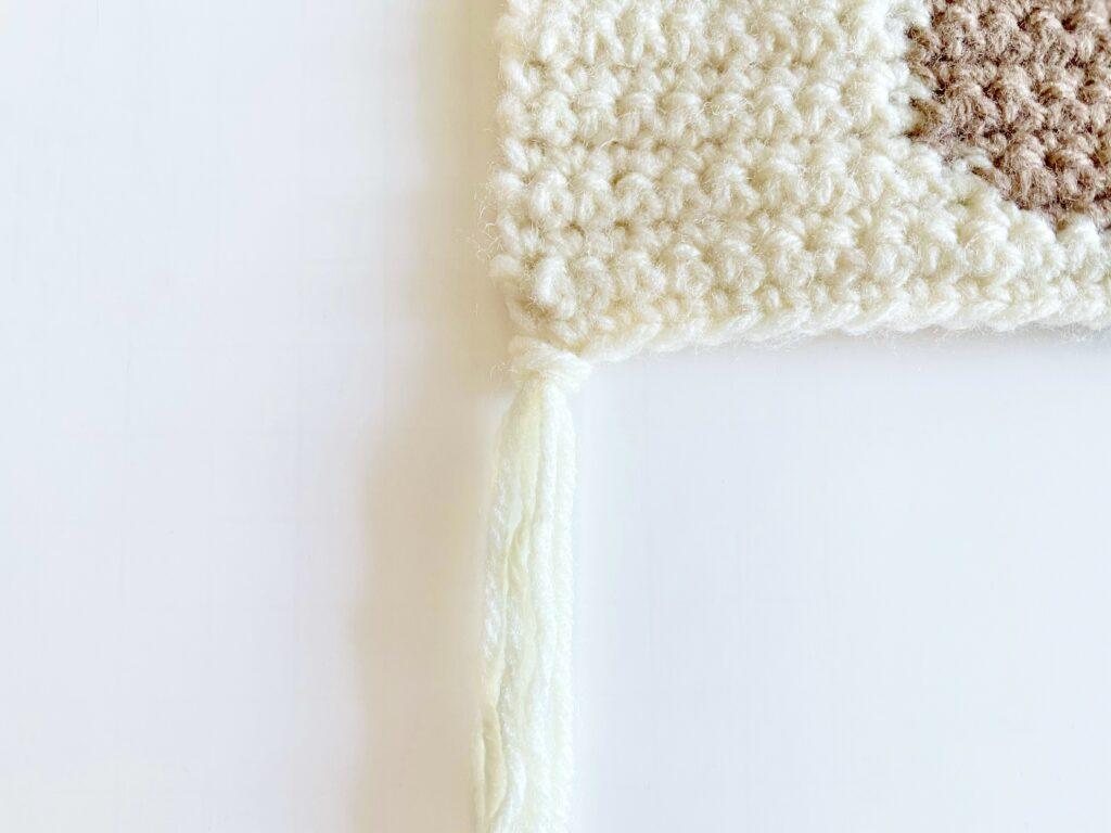 A tutorial graphic showing how to create the fringe for the wall hanging.