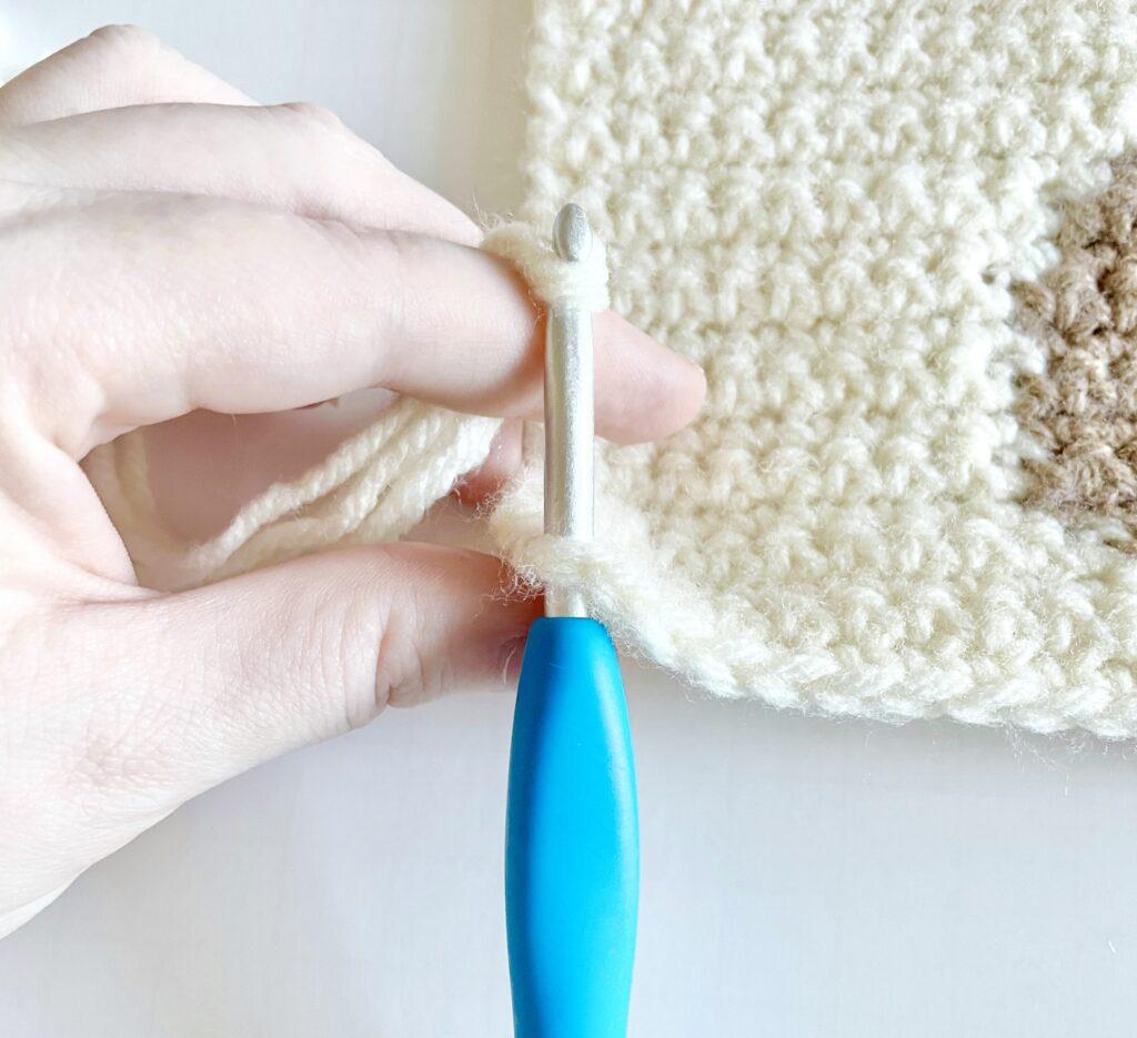 A tutorial graphic showing how to create the fringe for the wall hanging.